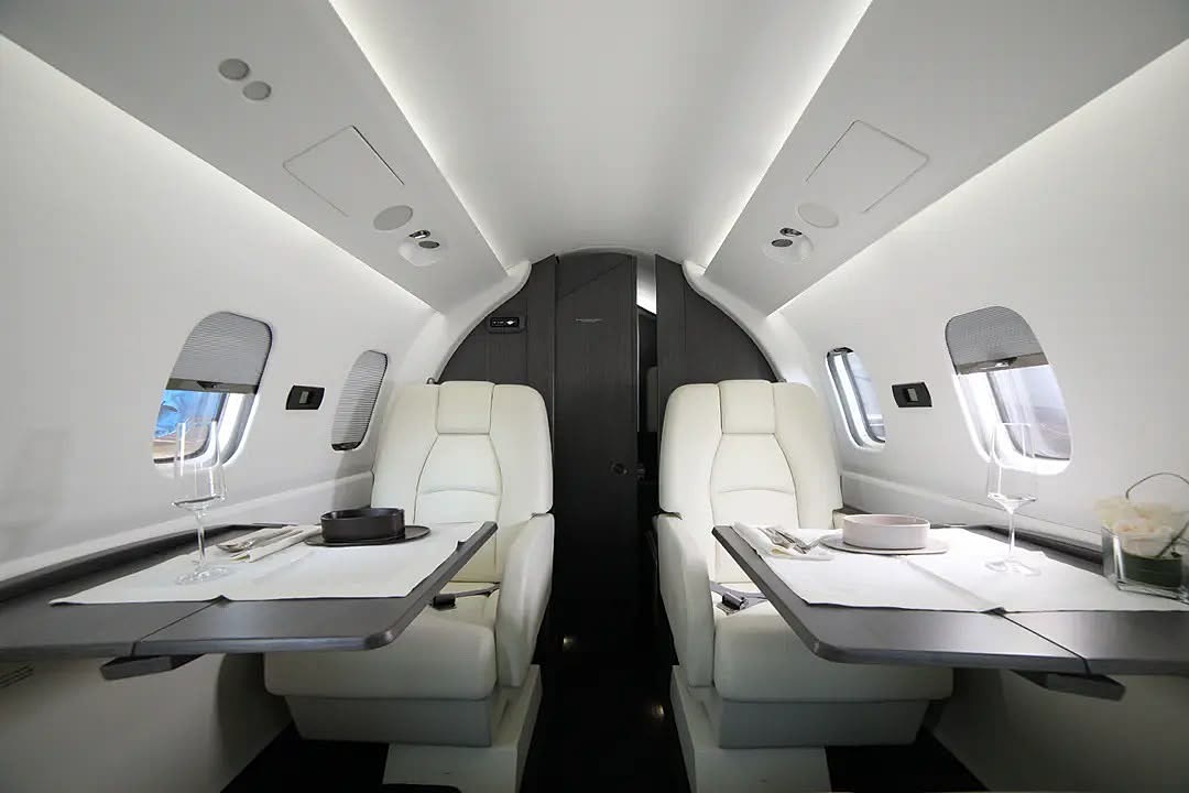 Piaggio P180 — photograph 6