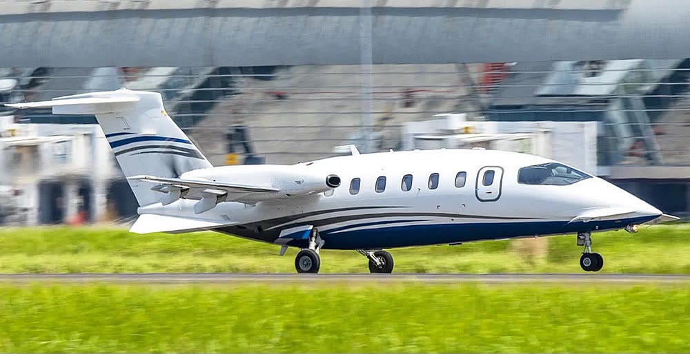 Piaggio P180 — photograph 7
